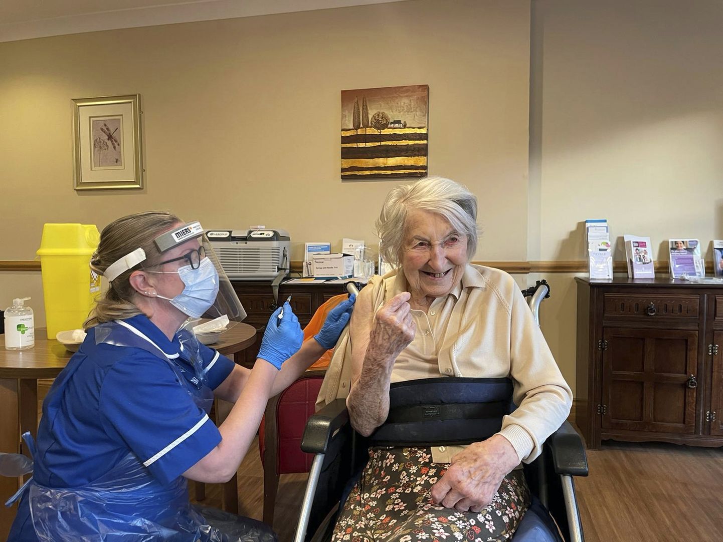 104-aastane Joyce Birrell Hertfordshire`is kaitsesüsti saamas.