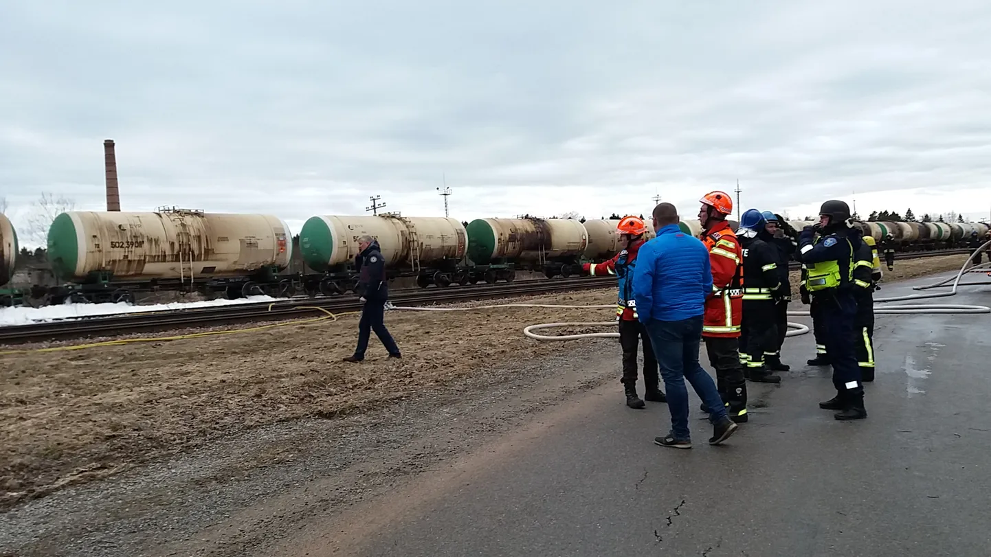 Sonda jaamas seisnud tsisternist voolas välja kümneid tonne kergesti süttivat kemikaali.