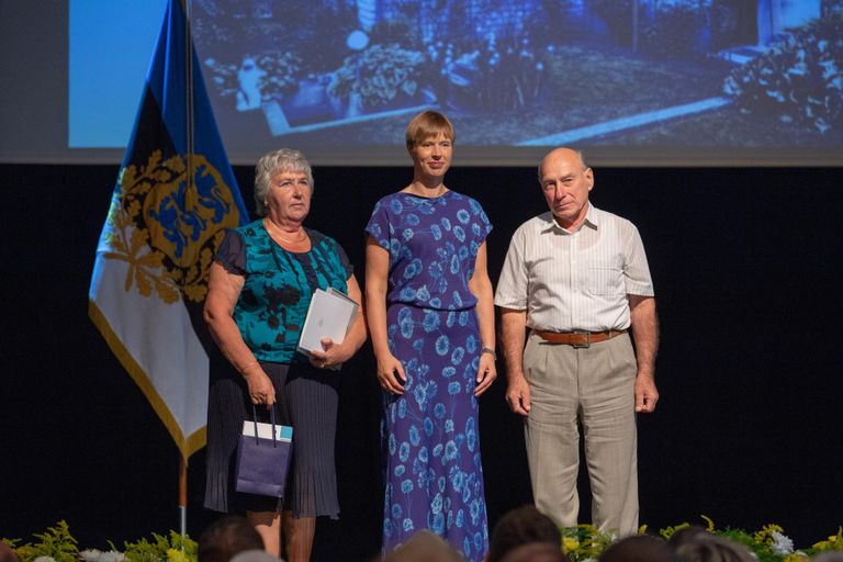 Kauni kodu konkursi auhinnatseremoonial tunnustas Eesti president Kersti Kaljulaid Viljandi linnas 1939. aastal ehitatud majas elavat Viivi Tõnumaad ja Kalle Tõnumaad. 