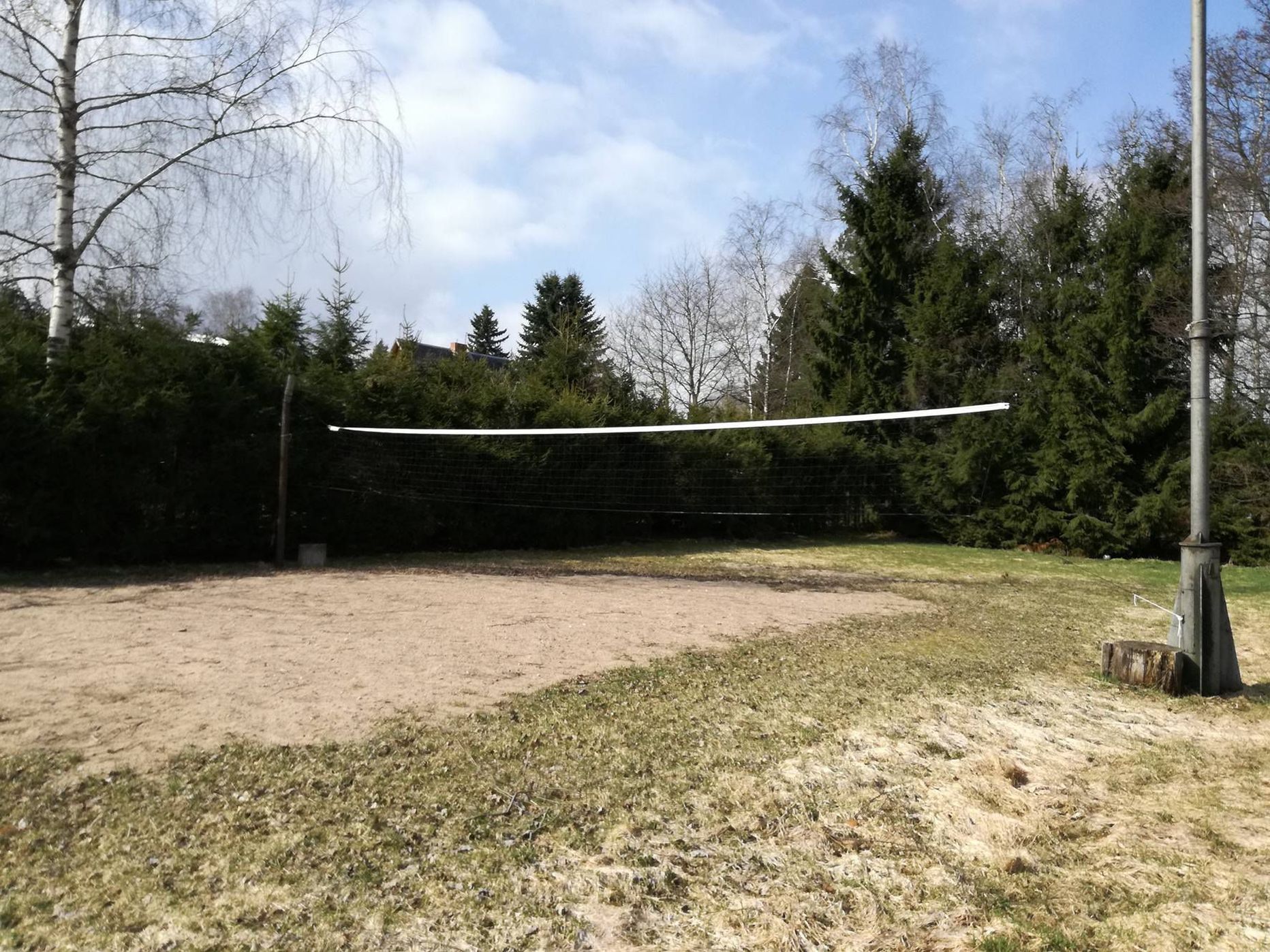 Kulunud võrkpalliplats Äksi külas Tartumaal ootamas värskenduskuuri.
