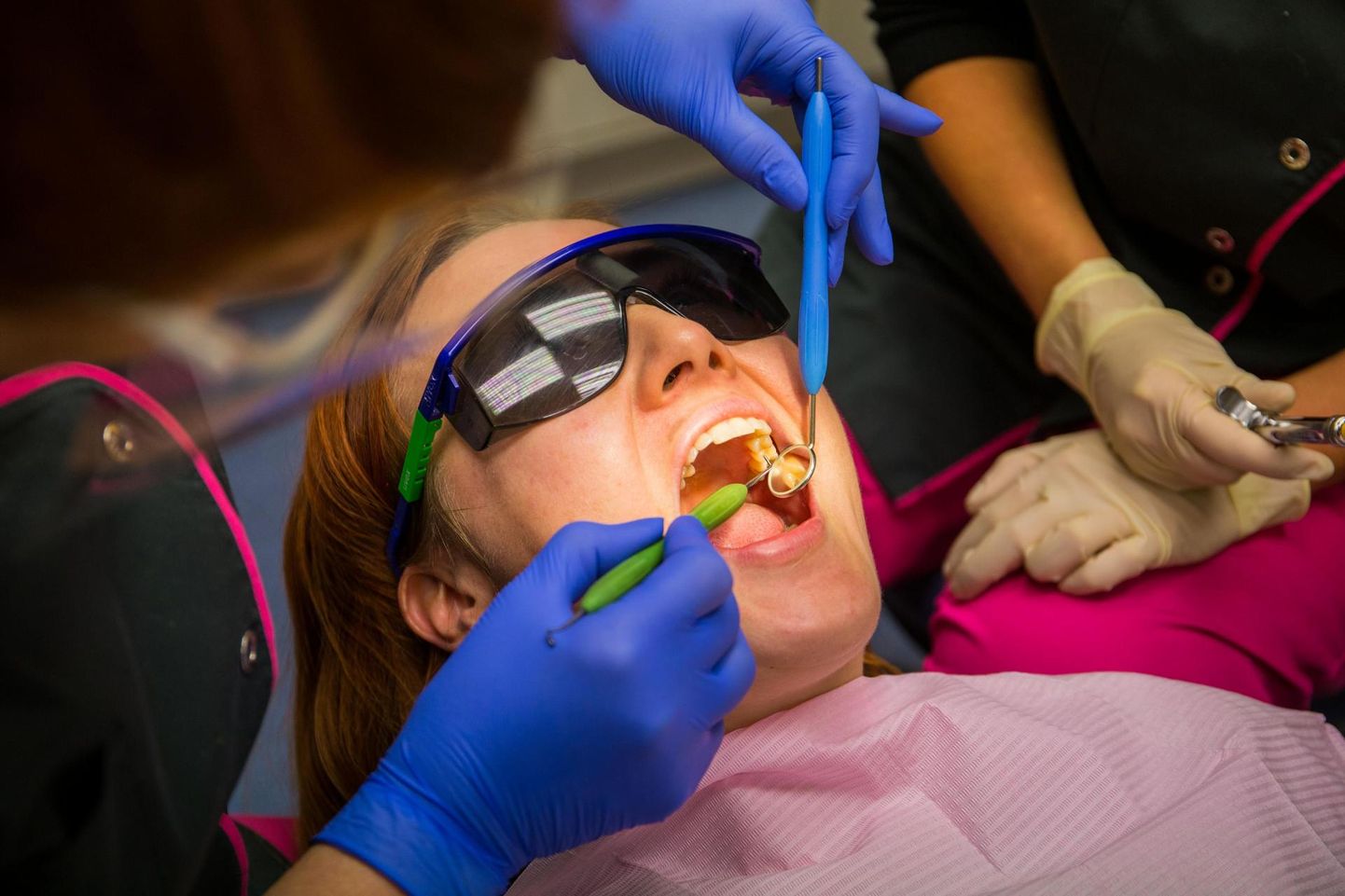 Зубные врачи, выполняя свою работу, находятся на расстоянии в 50 сантиметров от вероятного носителя вируса.