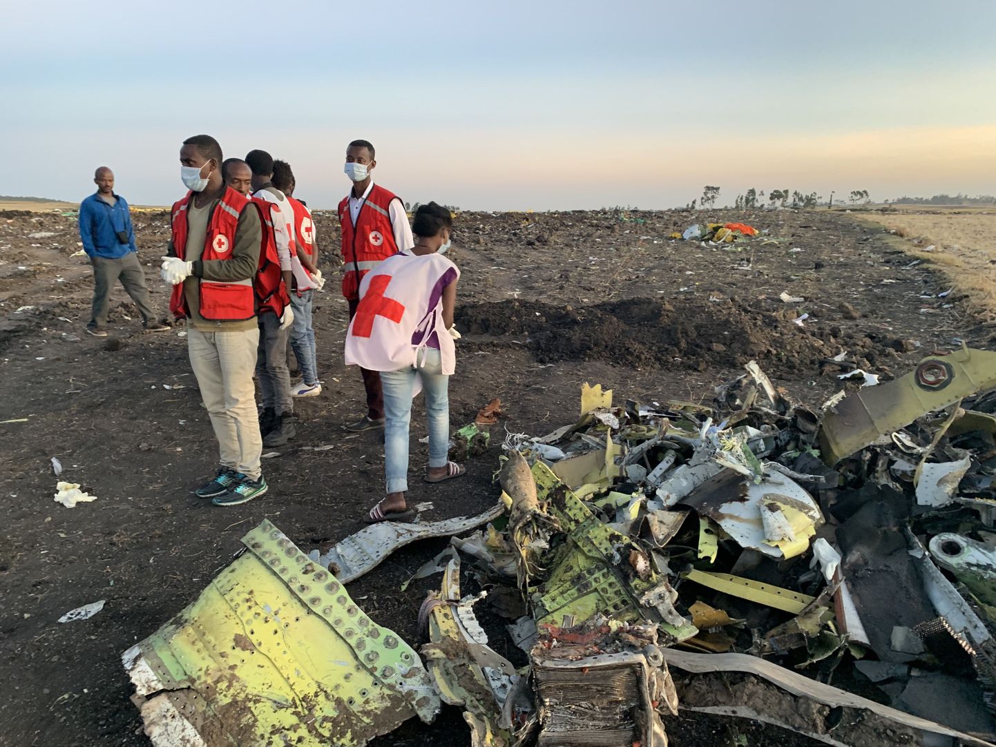 Päästetöötajad eile Etioopias alla kukkunud lennuki vraki juures.