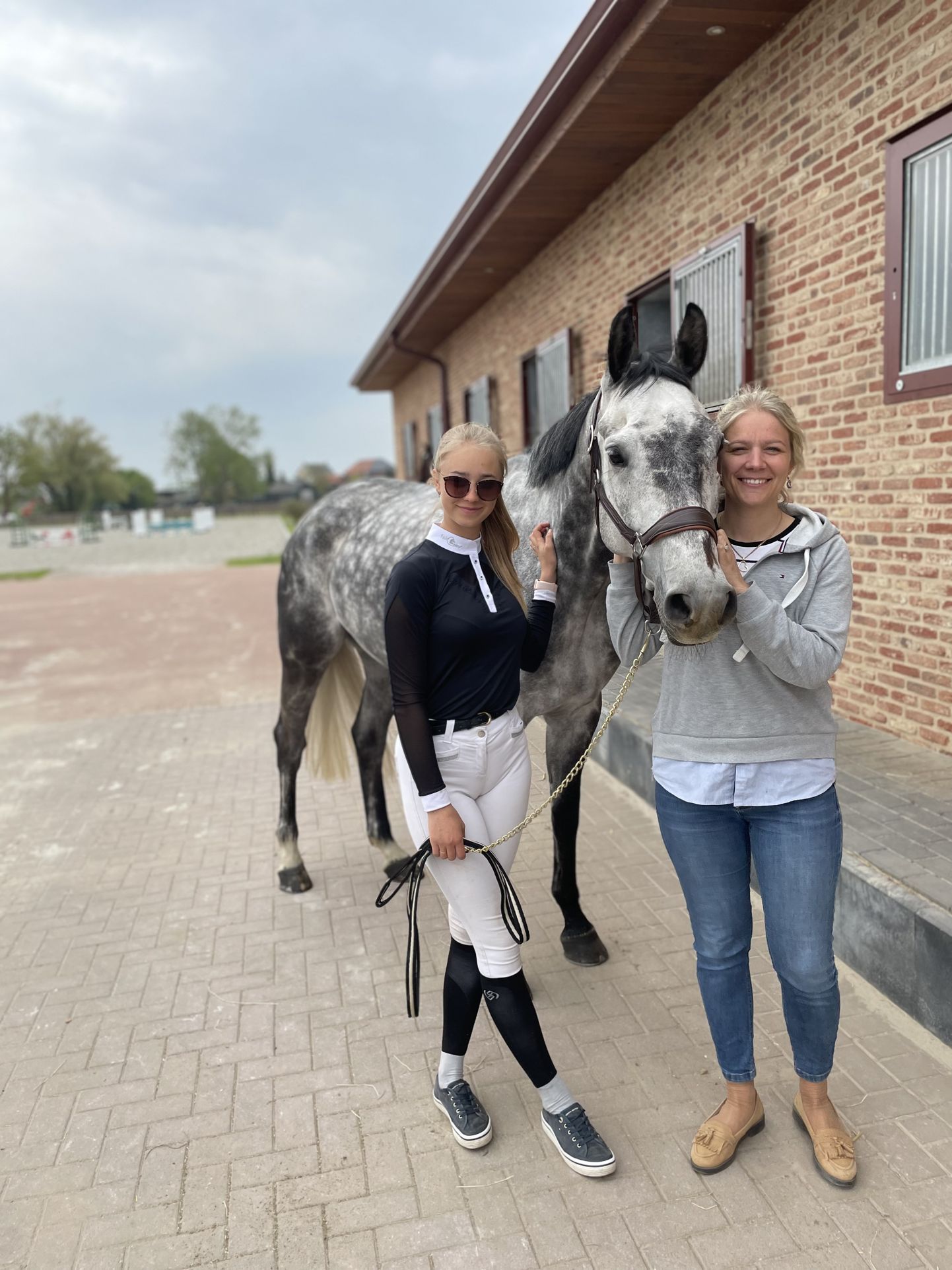 BELGIAS: Jacqueline Putnik koos hobuse Helidoroga näevad paremate tulemuste nimel vaeva Belgia heades tingimustes. Ema Triinu käis vaatamas, kuidas neil läheb, ja jäi väga rahule.