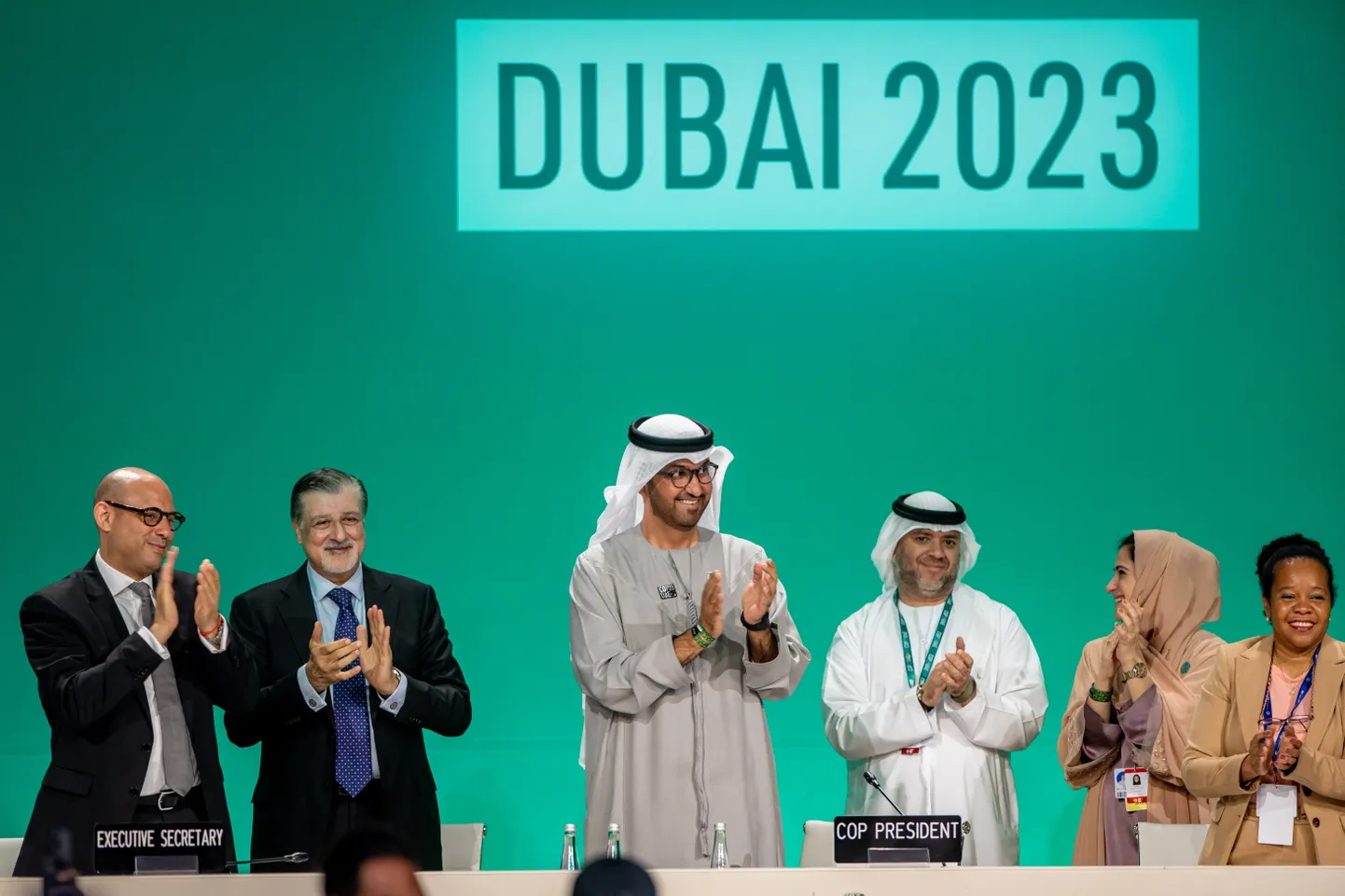 COP28 president ning Araabia Ühendemiraatide tööstuse ja kõrgtehnoloogia minister Sultan Ahmed Al Jaber (keskel) 12. detsembril 2023. aastal Dubais toimuval ÜRO kliimamuutuste konverentsil.
