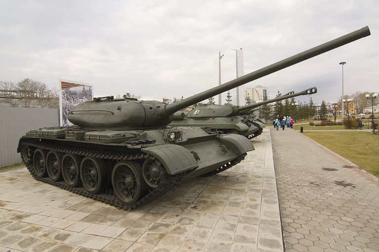 Varem kohtas tanke T-54 pigem muuseumides. Nüüd on need Nõukogude-aegsetest ladudest jõudnud Ukrainasse lahingutesse, olles varustatud moodsa lääne tehnikaga. Seda vahendab näiteks üks Valgevene firma Hiina kaudu ilma probleemideta.