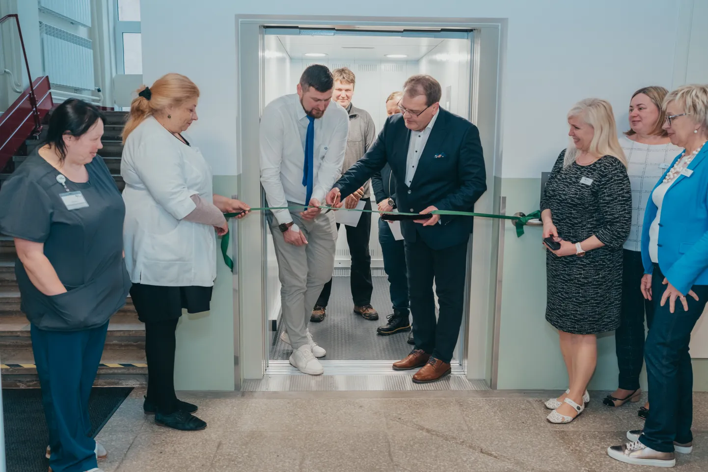 Kolmapäeval avati Elva haiglas pidulikult uus suur lift. Lindi lõikas läbi haigla juhataja Peeter Laasik. Tähtsal hetkel seisis tema kõrval Elva vallavanem Priit Värv.