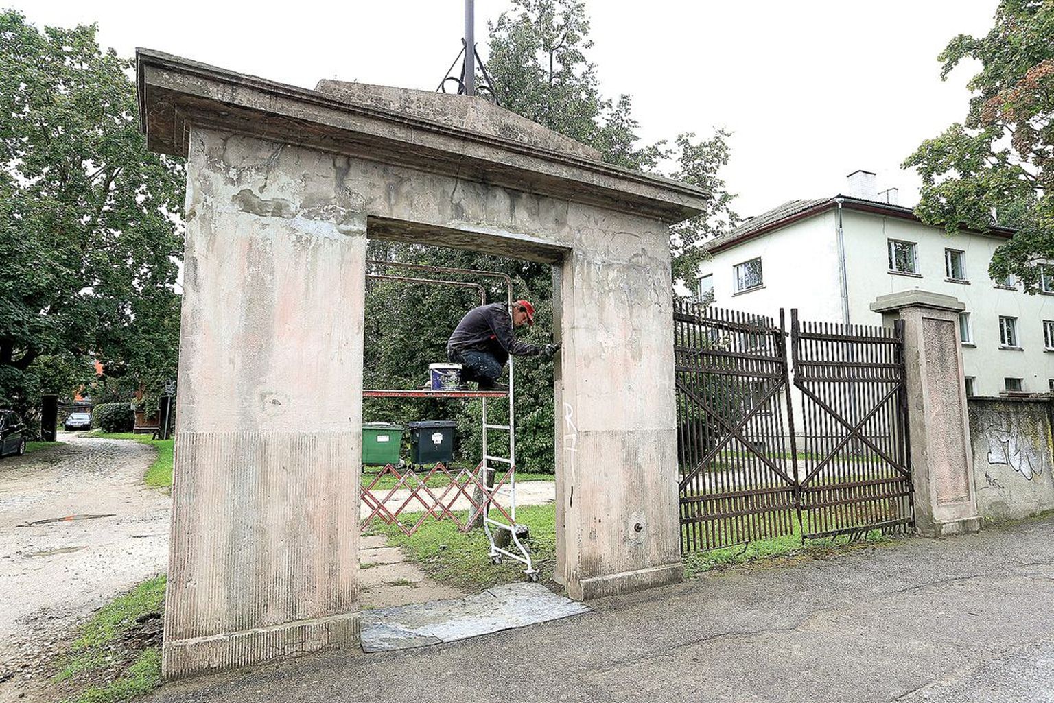 Tapamaja värava kiviosa korrastamisega oli eile ametis ettevõtte Viimet töötaja Andres Einola.