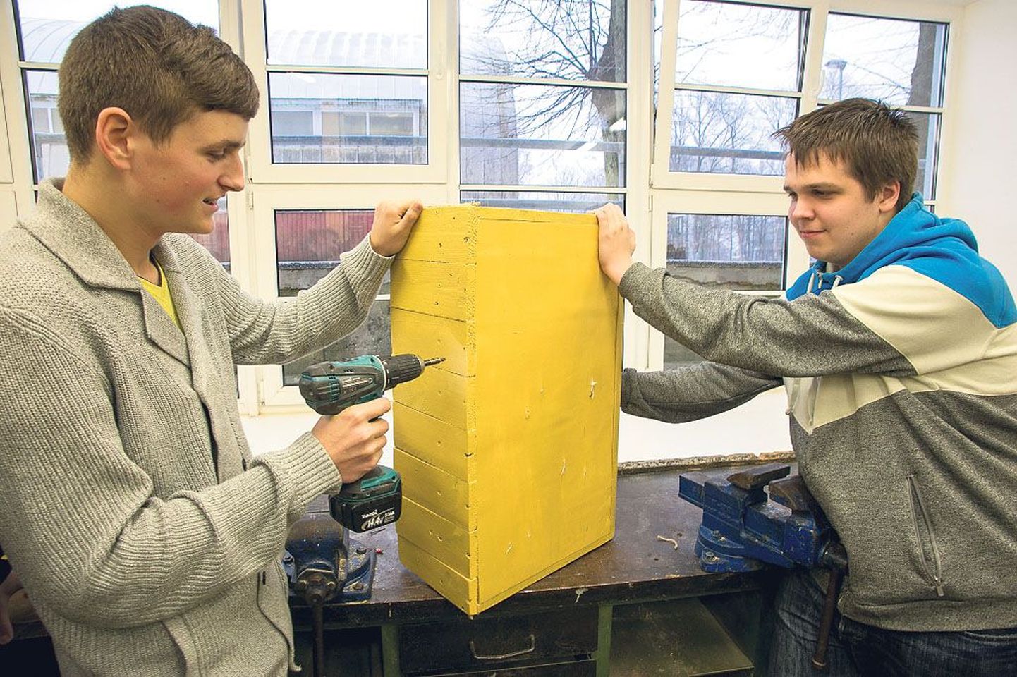Rääma kooli 9. klassi noormeeste Gerhard Kruusi (vasemal) ja Kristjan Tomsoni käe all on valmis saanud viimane neljast infostendist.