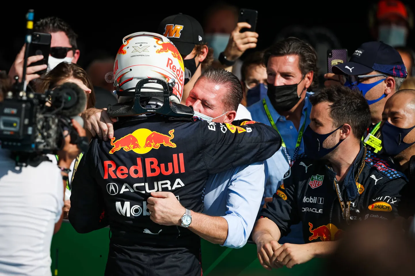 Jos Verstappen kallistamas oma poega Maxi.
