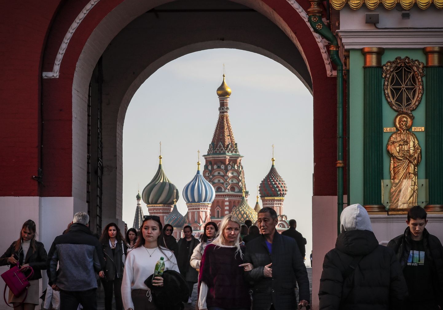 Inimesed jalutamas Moskvas Punasel väljakul Vassili Blažennõi katedraali ees 24. märtsil 2022, kuu aega pärast invasiooni algust Ukrainasse.