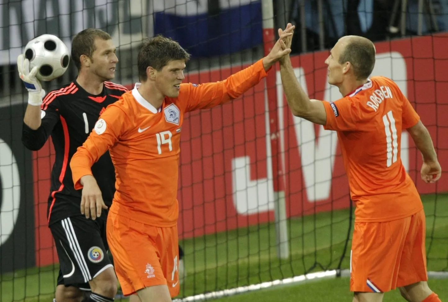 Klaas-Jan Huntelaar ja Arjen Robben tähistamas Hollandi väravat.