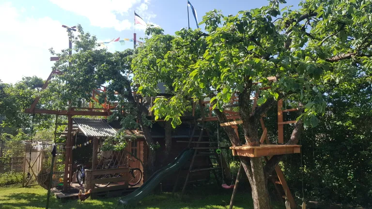 Mängumaja on kujundatud kui uhke purjelaev.