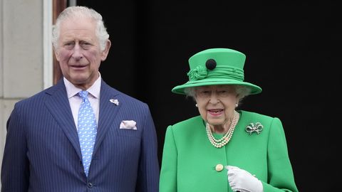 Charles viskas Elizabeth II ustava assistendi ja sõbra Angela Kelly majast välja