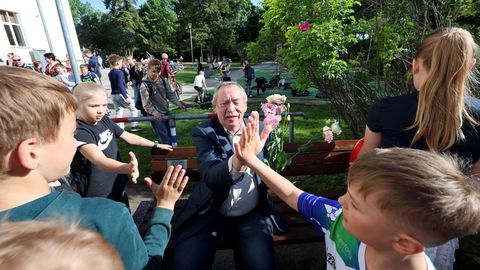GALERII ⟩ Forseliuse koolipere kinkis Jüri Sasile nimelise pingi