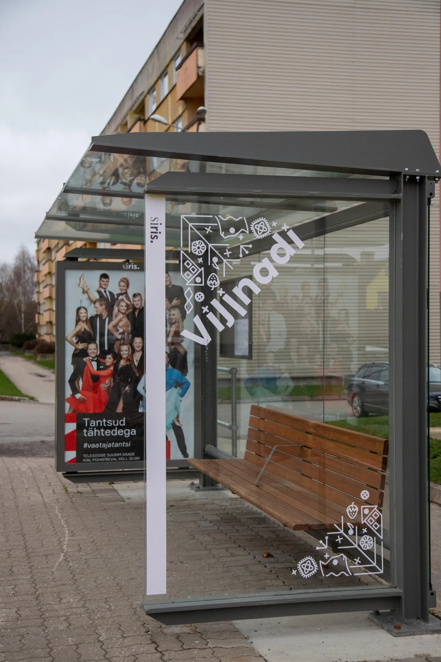 Viljandi nimi on Kauge tänava bussiootekoja klaasil muudetud Viljnadiks.