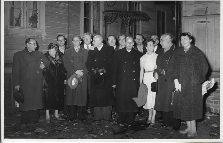 Eesti kultuuritegelaste delegatsioon Helsingis 31.10.1956 Soome Filmitööstuse maja ees.&nbsp;Vasakult esimene kolhoosi Uus Elu esimees Harald Olbrei, tema käevangus Helsingi Ülikooli eesti keele lektor Eeva Niinivaara (s Pedriks), Eesti NSV Kirjanike Liidu esimees Juhan Smuul, TA Zooloogia ja Botaanika Instituudi direktor Harald Haberman, kultuuriministri asetäitja ja Eesti NSV Raadiokomitee esimees Endel Jaanimägi,/– &nbsp;?/, Riikliku Akadeemilise Meeskoori dirigent Gustav Ernesaks ning estofiil ja tol ajal Soome Nõukogude Ühingu eesti sektsiooni sekretär Raili Kilpi-Hynynen.&nbsp;Jaanimägi taga paremal kirjanik ja Soome Yleisradio teatriosakonna juht Olavi Paavolainen.
