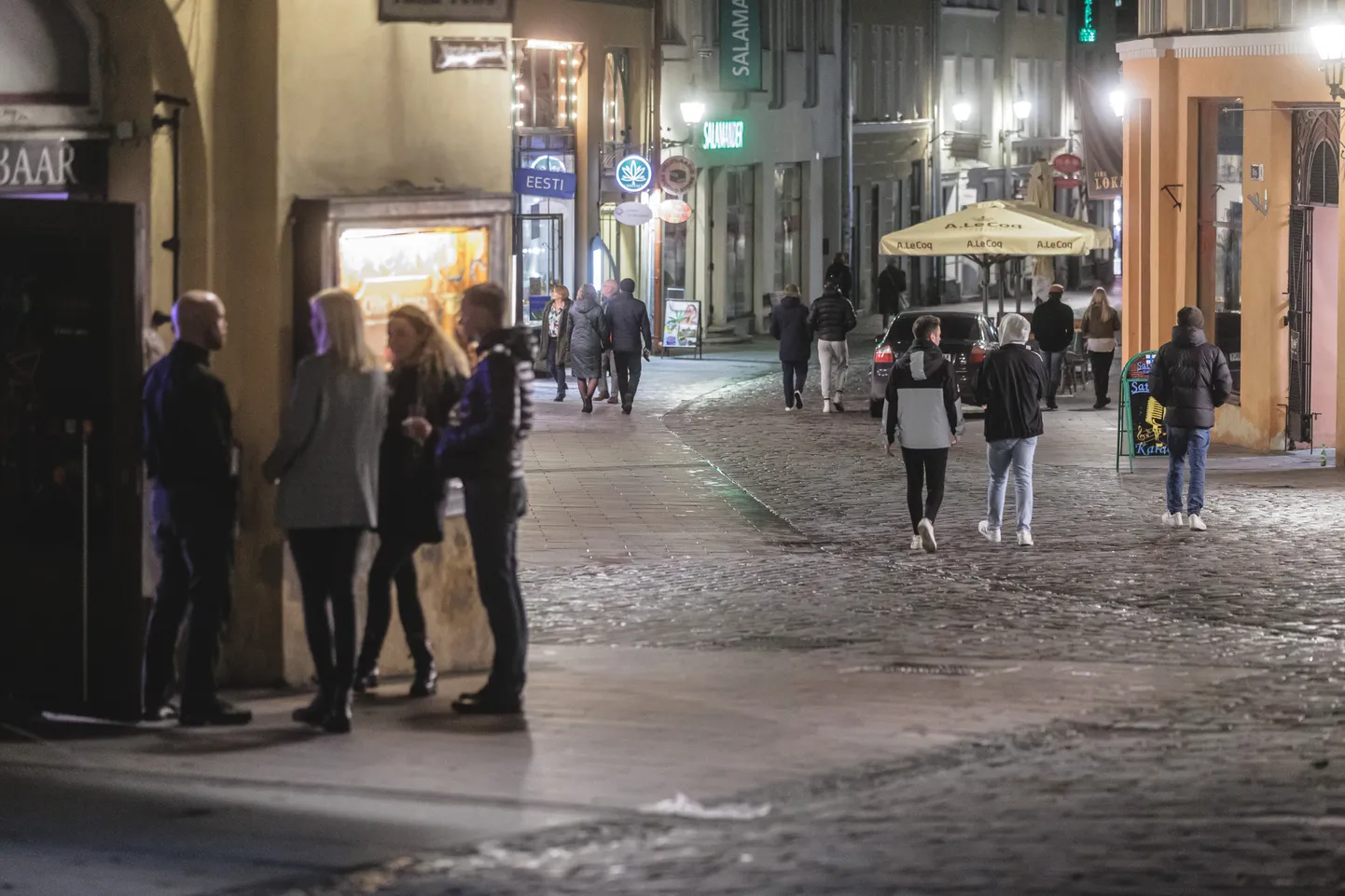 Linna ööelu piirangute ajal (avalikes siseruumides liikumispiirang alates 23:00).