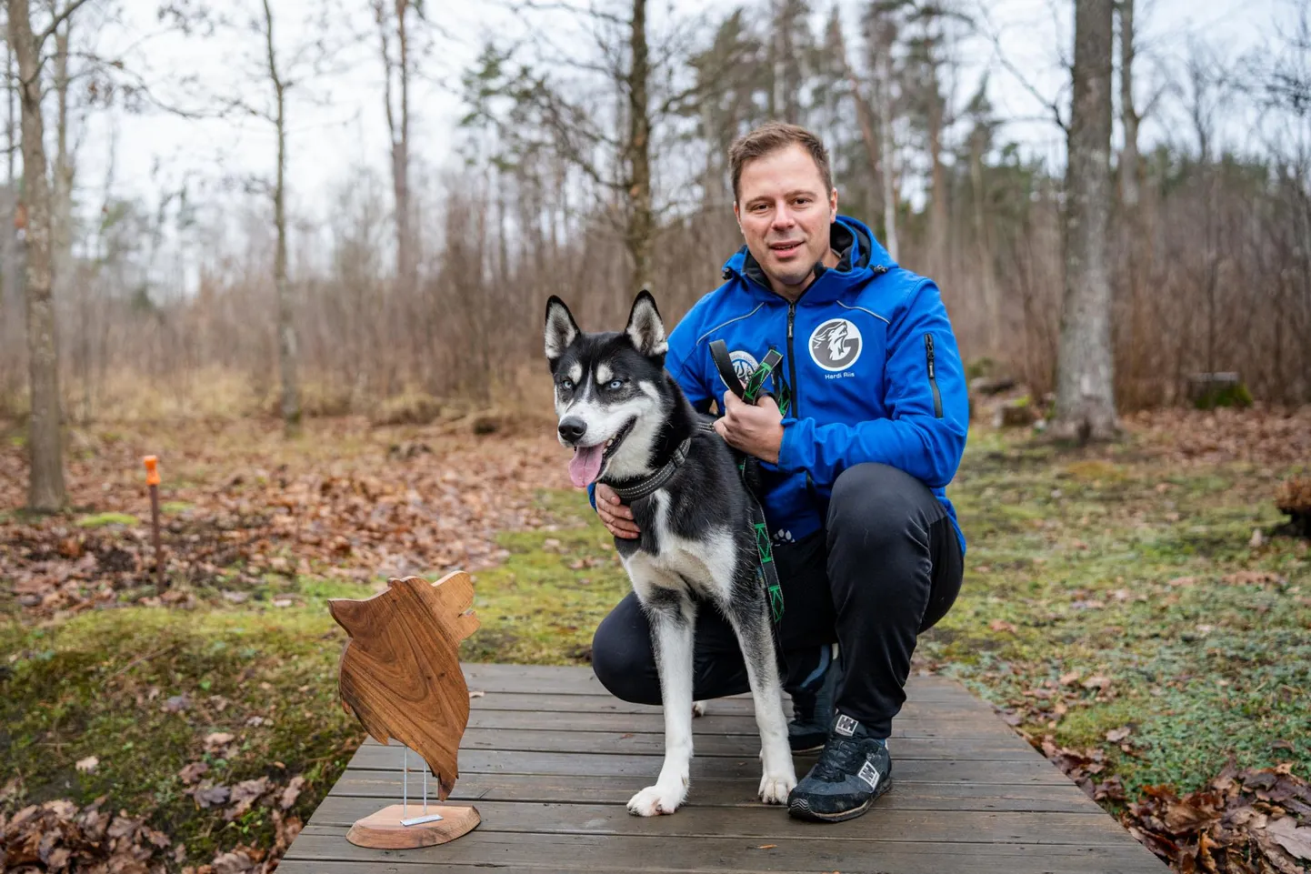 Veokoerte maailmameister Archi ja koerajuht Hardi Riis.