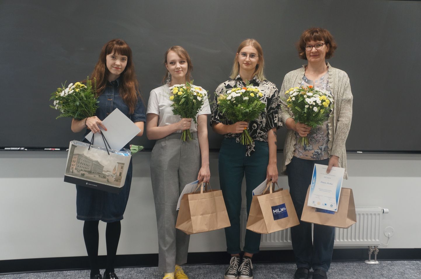 2020. aasta Vikipeedia keeletalgute parimad. Vasakult Elisabeth Kaukonen (eriauhind, Tartu ülikool), Mariin Pantelejev (I koht, Eesti maaülikool), Liisi Rästa (parima uue tulija auhind), Liina Kahu (II koht).