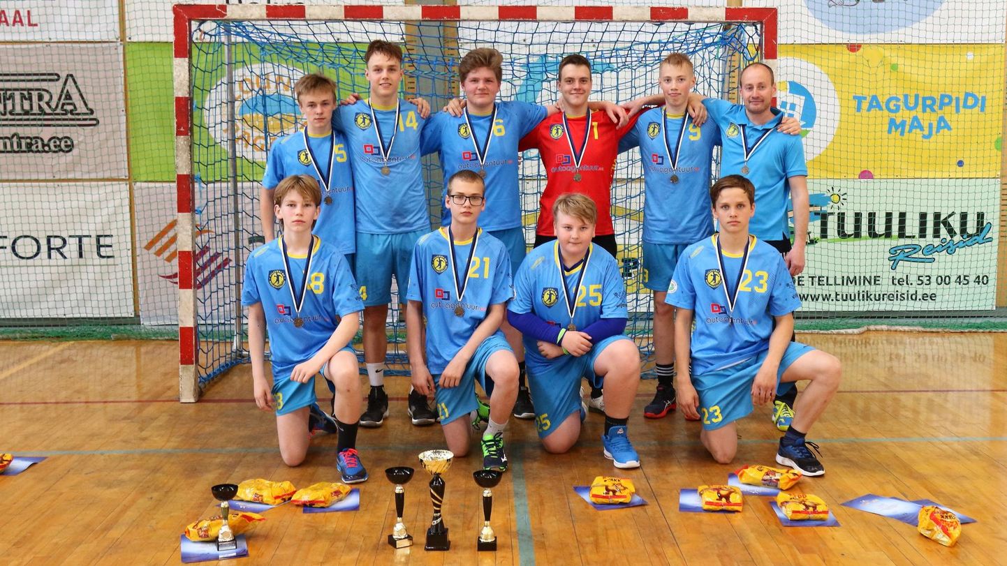 Viljandi spordikooli võistkond tuli Eesti C-klassi noormeeste käsipallimeistrivõistlustel teiseks. Meeskonna tüüris hõbedale Marko Koks (teises reas paremal).