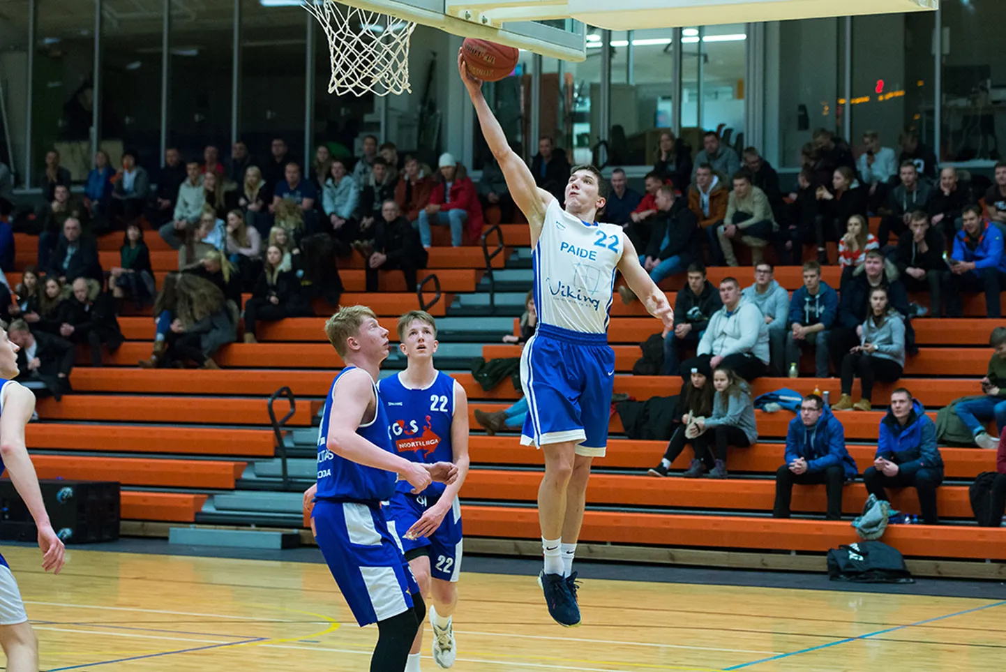 Paide Viking Window (sinivalges) pidas koduses Paide E-Piima spordihallis maha närvesööva mängu.