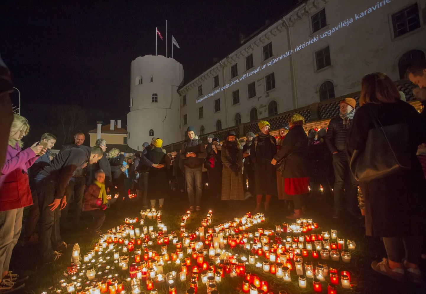 11.novembra krastmalā pie Rīgas pils mūra tiek aizdegtas svecītes Lāčplēša dienā un Bermontiādes 100.gadadienā.