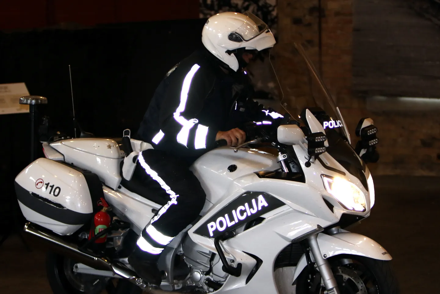 Policists uz motocikla