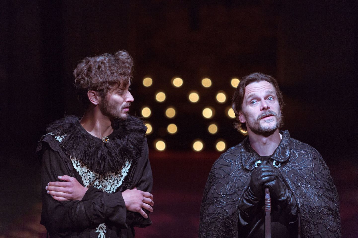 Король Генрих Плантагенет (Роберт Аннус) и Томас Беккет (Индрек Саммуль): пока еще друзья, но вскоре грянет буря.