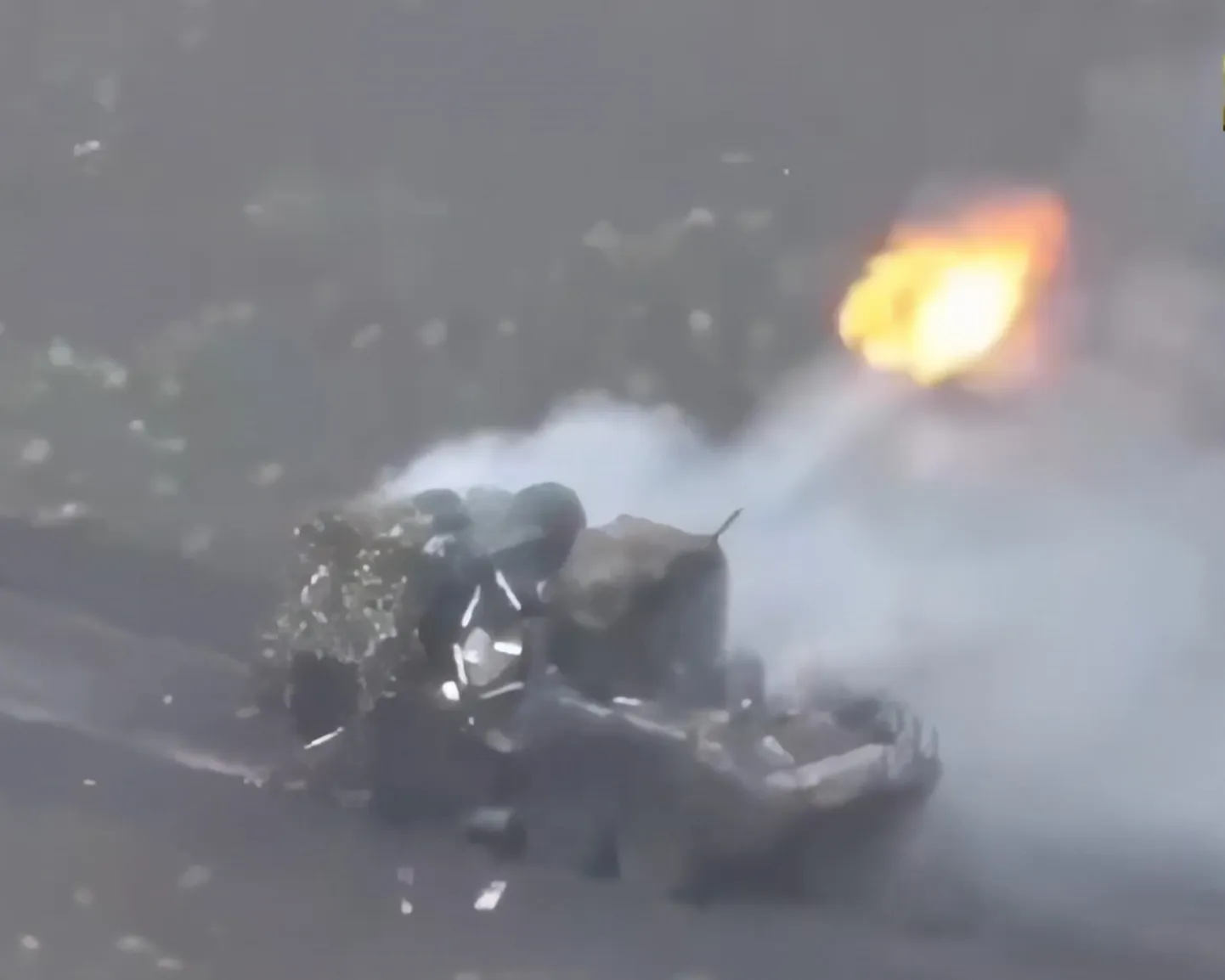 Videomaterjalist on näha, et BTR-82 seisab paigal ja suits tõuseb selle vasakust tagumisest nurgast. Avatud luugid viitavad, et meeskond on sõiduki arvatavasti juba hüljanud. Järsku hakkab automaatkahur iseeneslikult umbes 20 sekundi vältel tulistama.