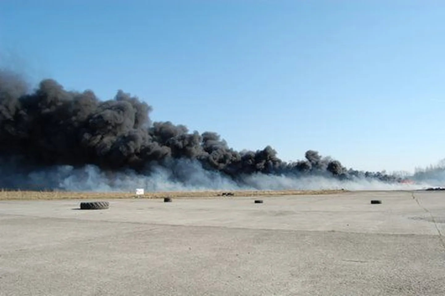 Raadi lennuväljal põlesid autokummid.