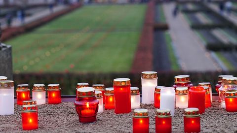 Rīgas pašvaldība aicina neapskādēt brīvības cīnītāju piemiņas vietas ar svecēm