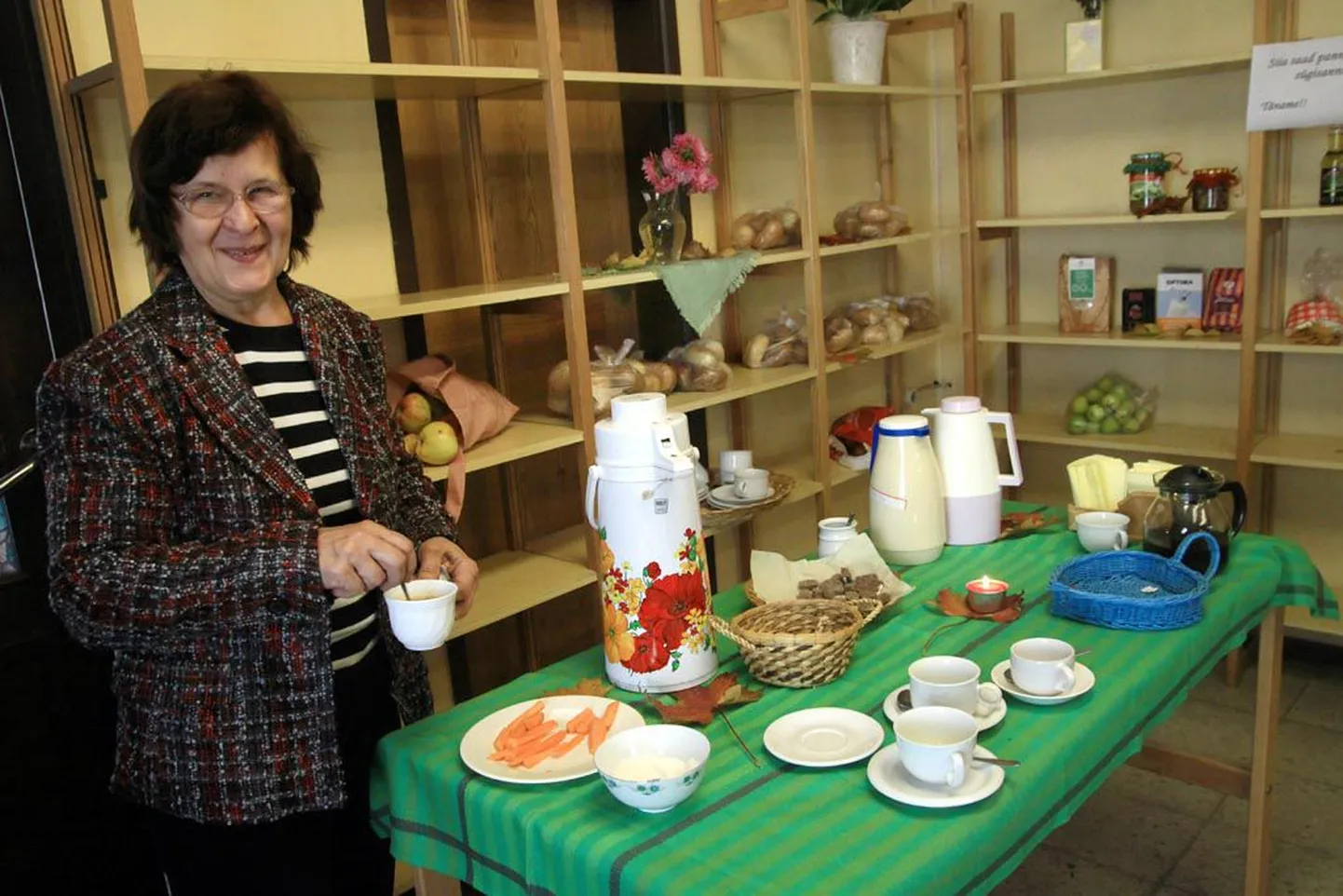 Shalomi abikeskuse vabatahtlik Ülle Kukk pakkus eile annetajatele ja kaupluse külastajatele taimeteed. Annetatud toiduabi sätiti esialgu riiulitele.