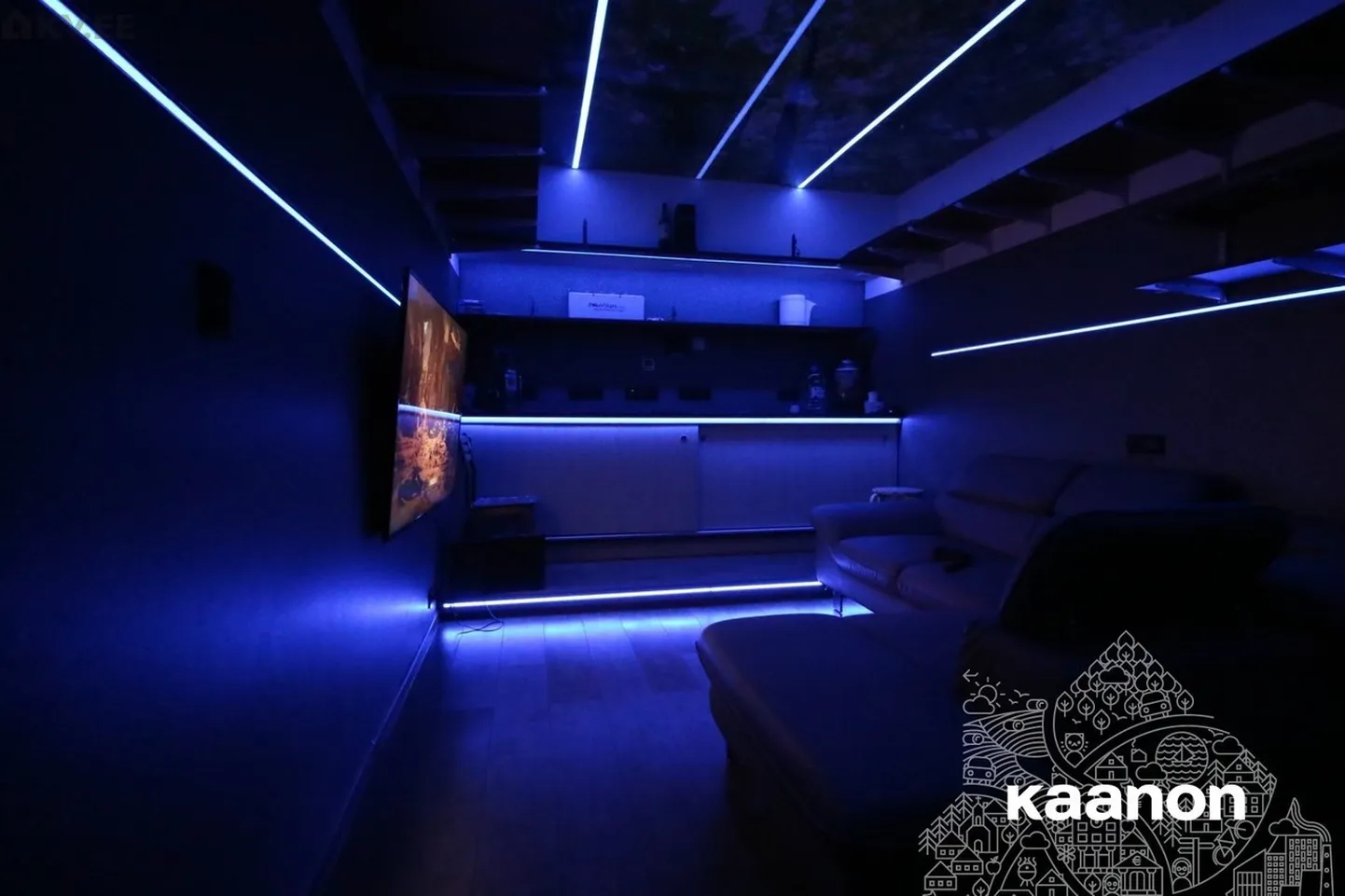 LED tuledes renoveeritud garaažiboks.