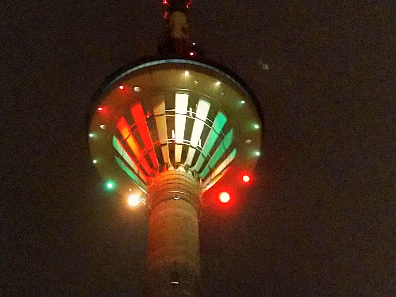 Tallinna teletorn särab Leedu lipuvärvides