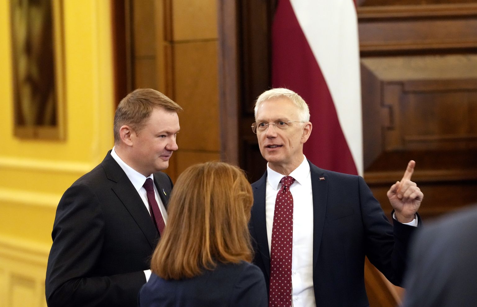 Saeimas priekšsēdētājs Edvards Smiltēns (no kreisās) un Ministru prezidents Krišjānis Kariņš piedalās Saeimas sēdē, kur 1. lasījumā skata 2023. gada valsts budžeta un 2023., 2024. un 2025. gada budžeta ietvara likumprojektu.