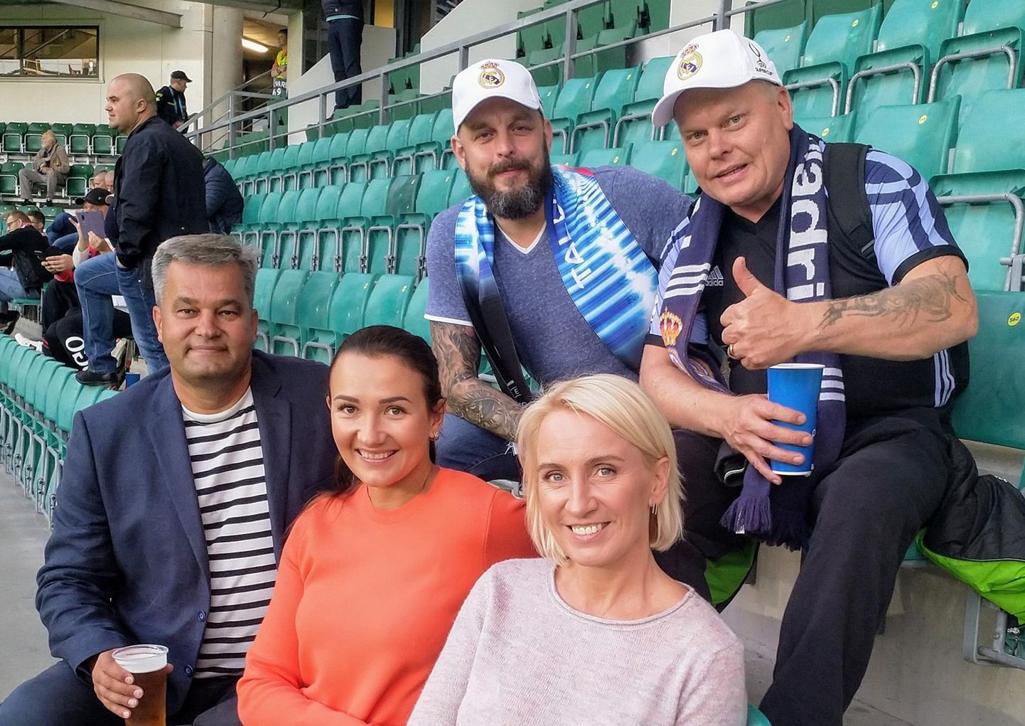 Rakvere linnavolikogu esimees Mihkel Juhkami (vasakul), aseesimees Aleksandr Holst (keskel) ja mitmed teised rakverlased nautisid eile täiel rinnal Tallinnas ajaloolist jalgpallisündmust.