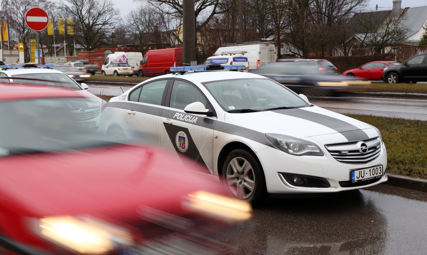 Valsts policijas automašīna profilaktiskā reida laikā Ulmaņa gatvē, lai konstatētu transportlīdzekļu vadītājus, kuri spēkratu vada alkohola, narkotisko vai citu apreibinošo vielu ietekmē.