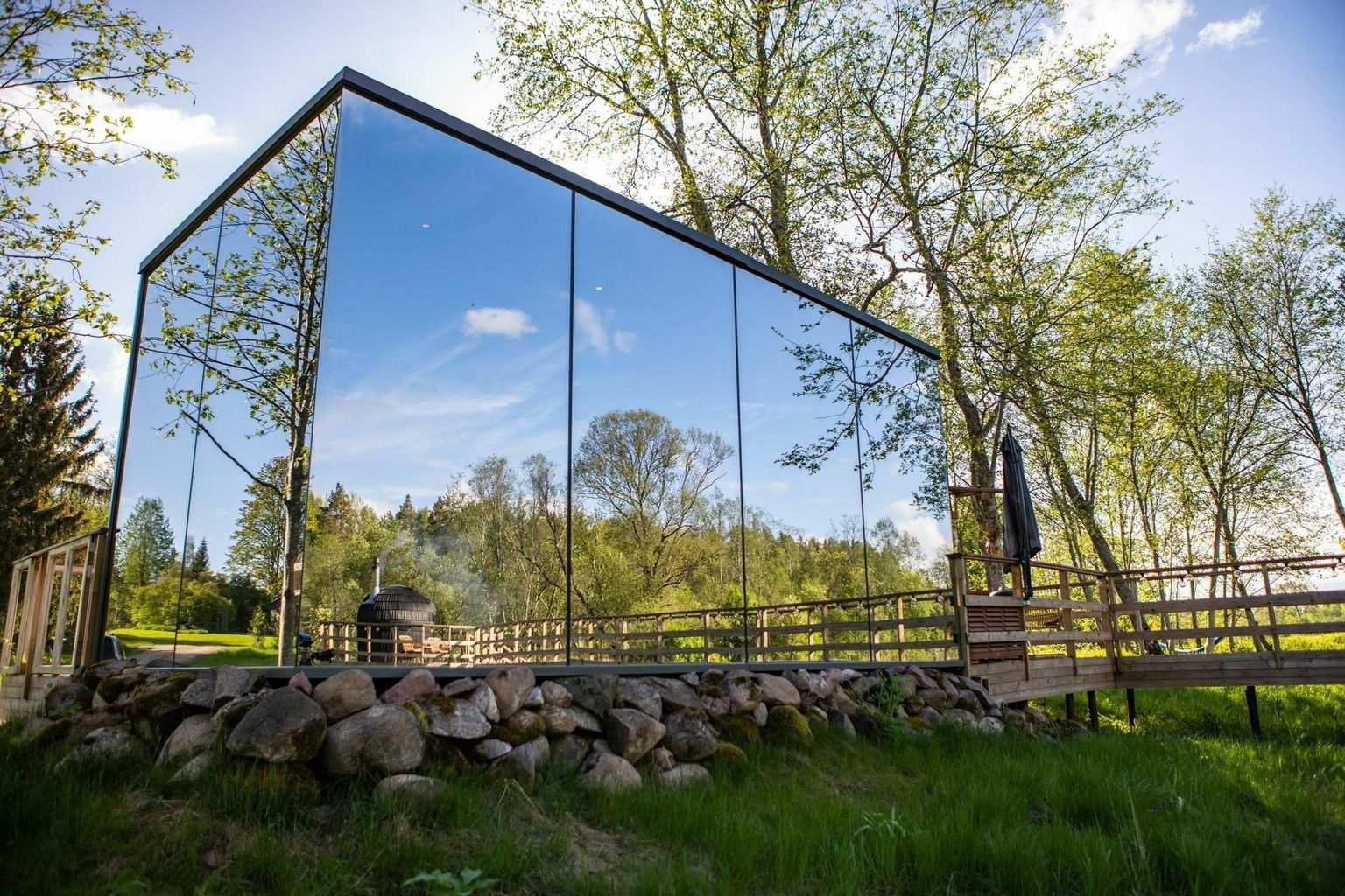 Riverbed Inni klaasseintega peegelmaja asub suuremas osas riigimaal, vaid hoonet ümbritsev terrass ulatub osaliselt osaühingule Ilusäde kuuluvale Veski kinnistule.