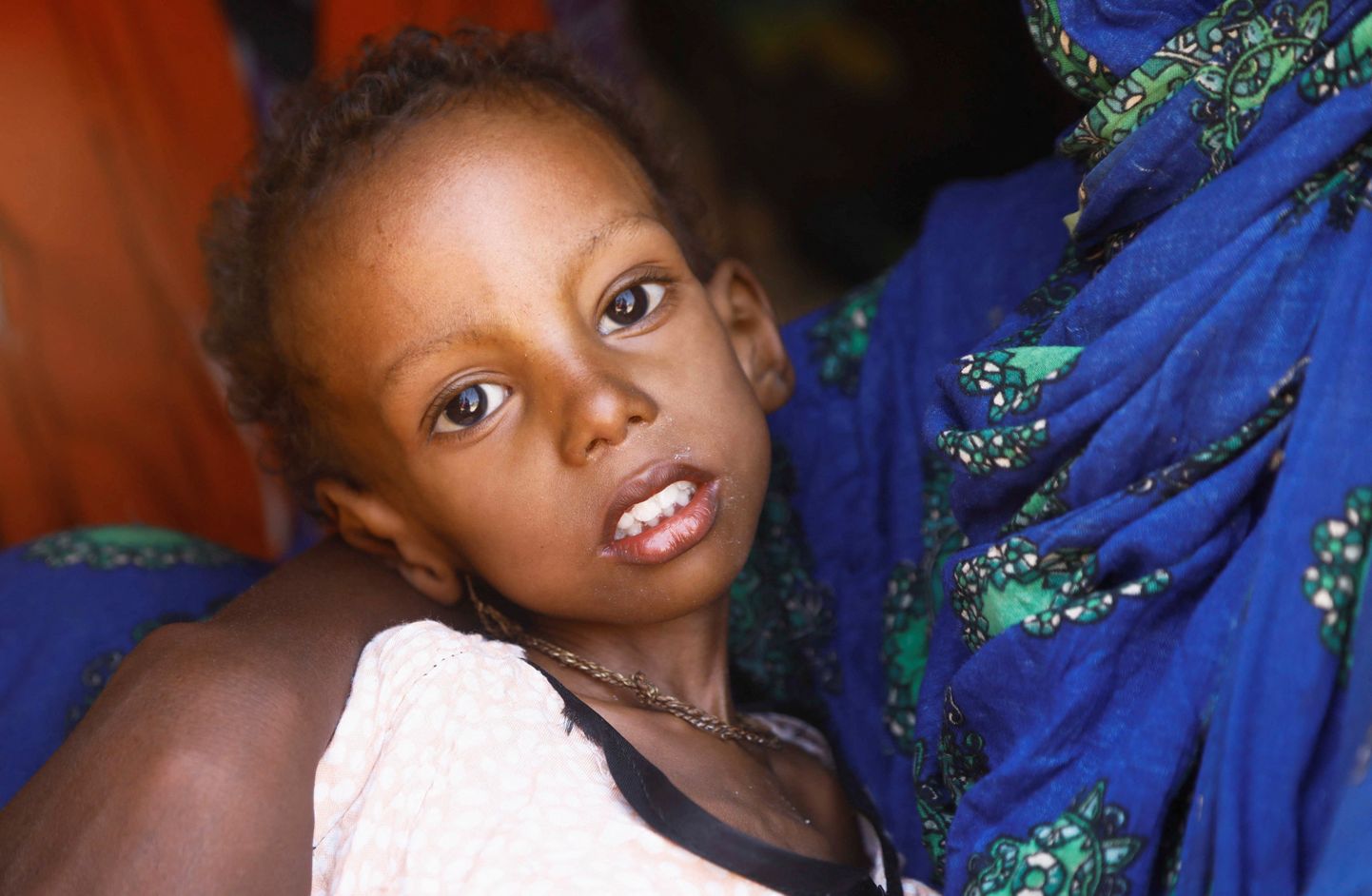 Naine ja tema laps Somaalias sisepagulaste laagris Baradere linna lähistel 13. märts 2022.