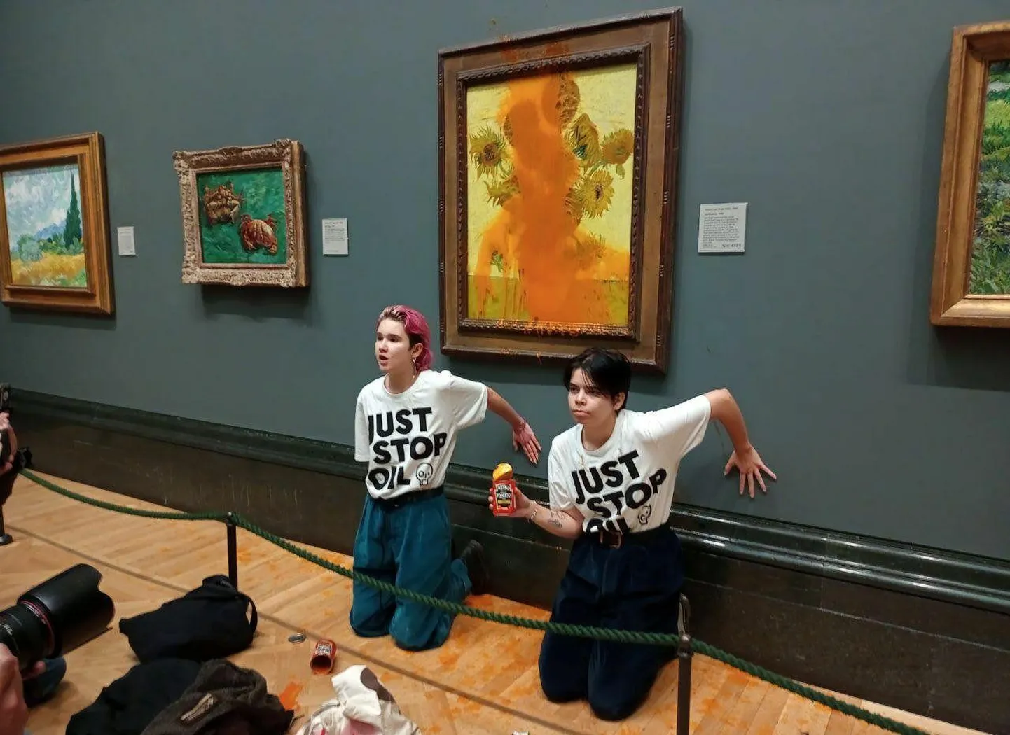 Briti keskkonnaaktivistid viskasid reedel Londoni Rahvusgaleriis eksponeeritud Vincent van Goghi «Päevalillede» pildi pihta konservsuppi.

 
