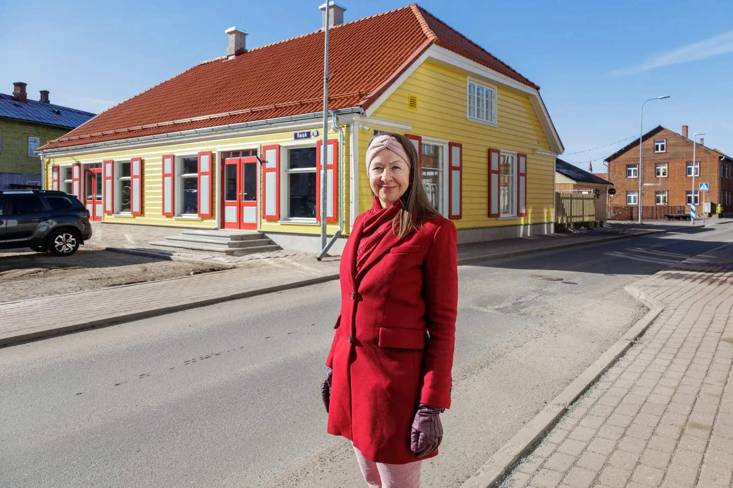 Muinsuskaitseameti Valgamaa nõunik Margis Sein Klassmanni maja ees, mis sai korda ainult tänu asukohale muinsuskaitsealal.