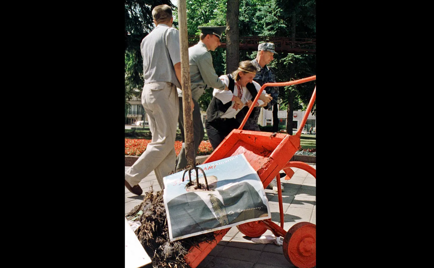 Valgevene julgeolekutöötajad võtmas kunstnik Aless Pušknit kinni 1999. aasta juulis