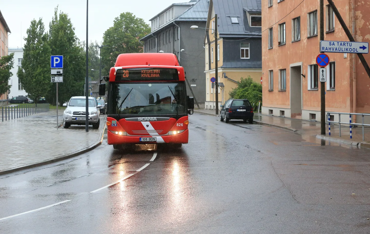 Raudteejaamast kesklinna poole sõitev number 20 buss pidi reedel Maarja kiriku ees enne kurvi üle telgjoone sõitma, sest sõidurada on suurele sõiduvahendile kitsas.
