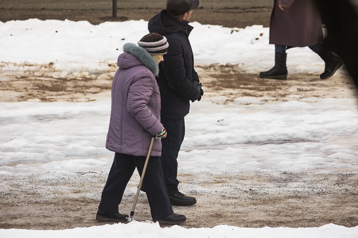 На центральных улицах Нарвы, как и других городов, тротуары регулярно посыпаются песком или гранитной крошкой, однако при околонулевой темпереатуре воздуха лед одерживает верх снова и снова.