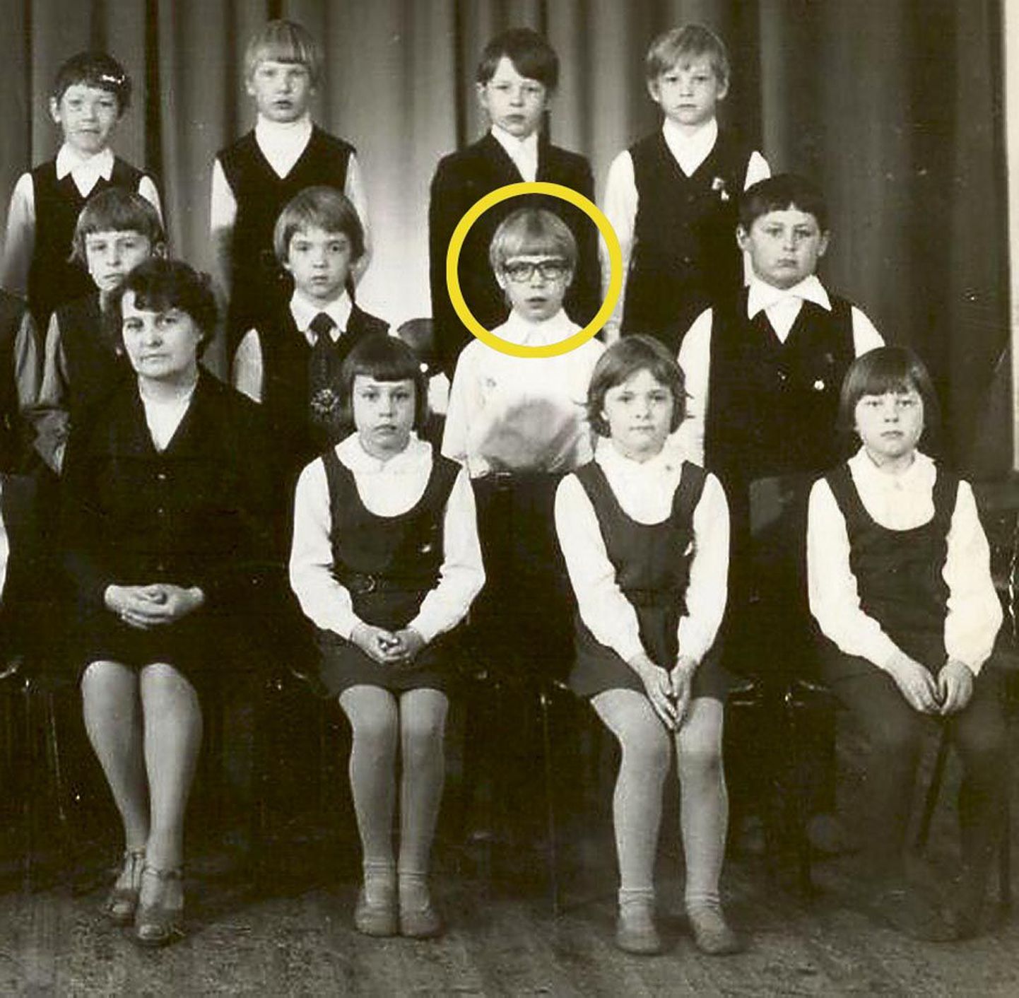 Õpetaja Helvi Kallasmaa 1978. aastal. Linalakk koolijüts Tarvi Tasane.