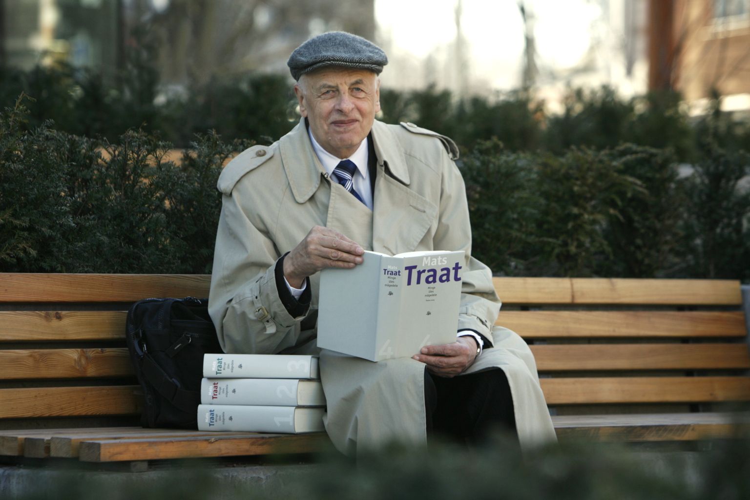 Kirjanik Mats Traat.