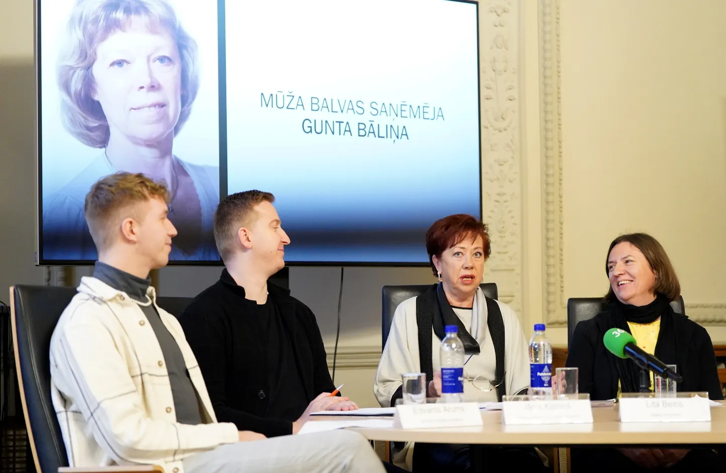 Jauniešu žūrijas pārstāvis Edvards Arums, skatuviskās tautas dejas eksperts Jānis Kalniņš, baleta eksperte Lita Beiris un Latvijas Dejas informācijas centra valdes priekšsēdētāja Inta Balode piedalās preses konferencē, kurā paziņo Dejas balvas nominantus.