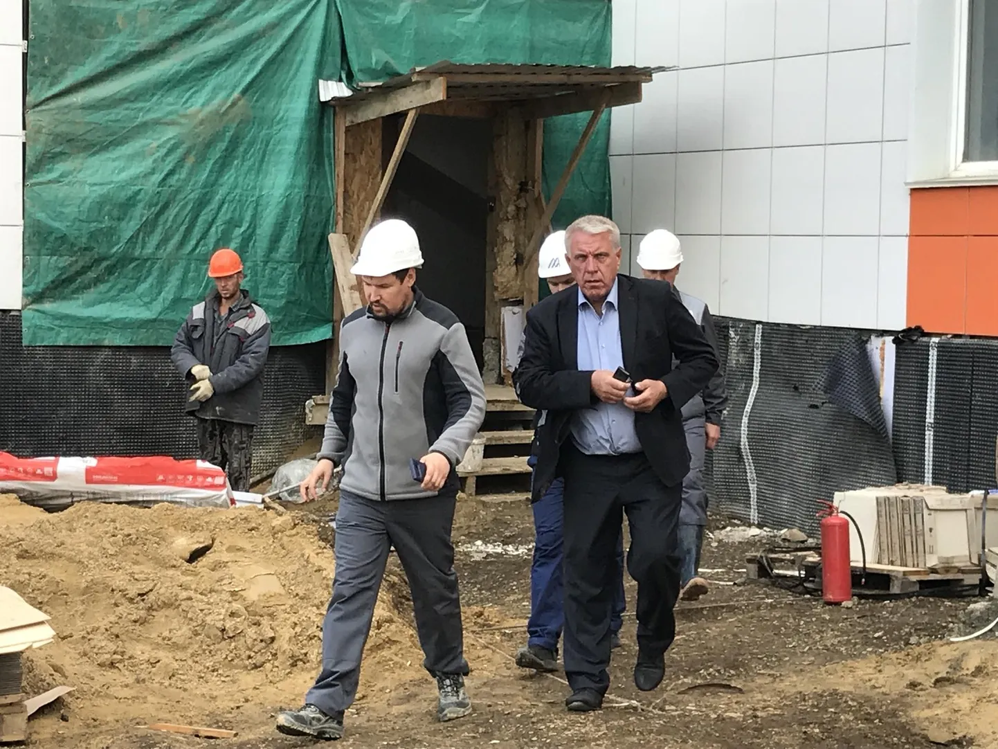 Владимир Саар инспектирует новый жилой квартал в поселке Таежный.