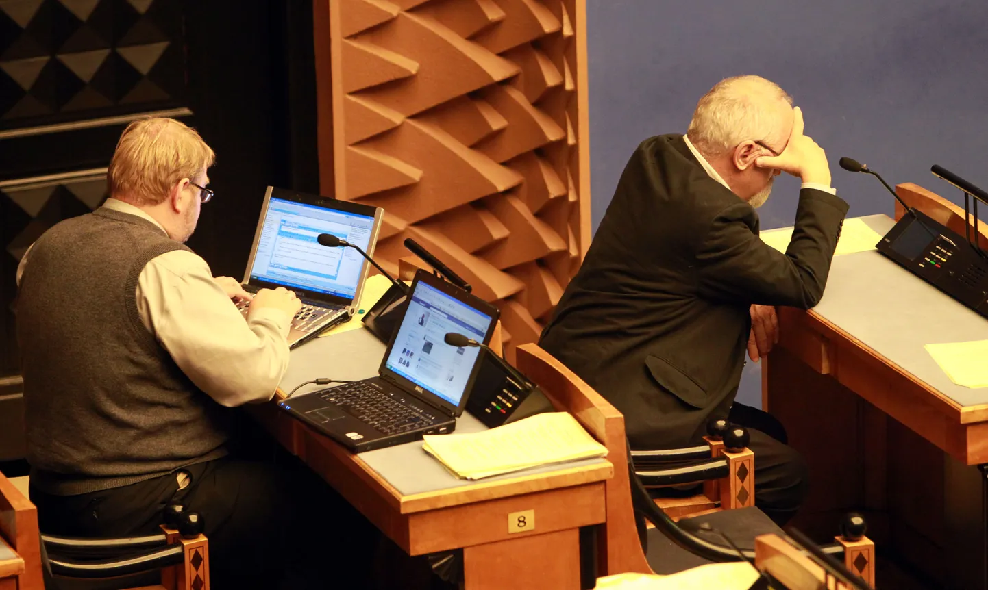 Mart Laar novembris 2010 riigikogu ööistungilt. Tema ees püüab tukkuda Peeter Tulviste.