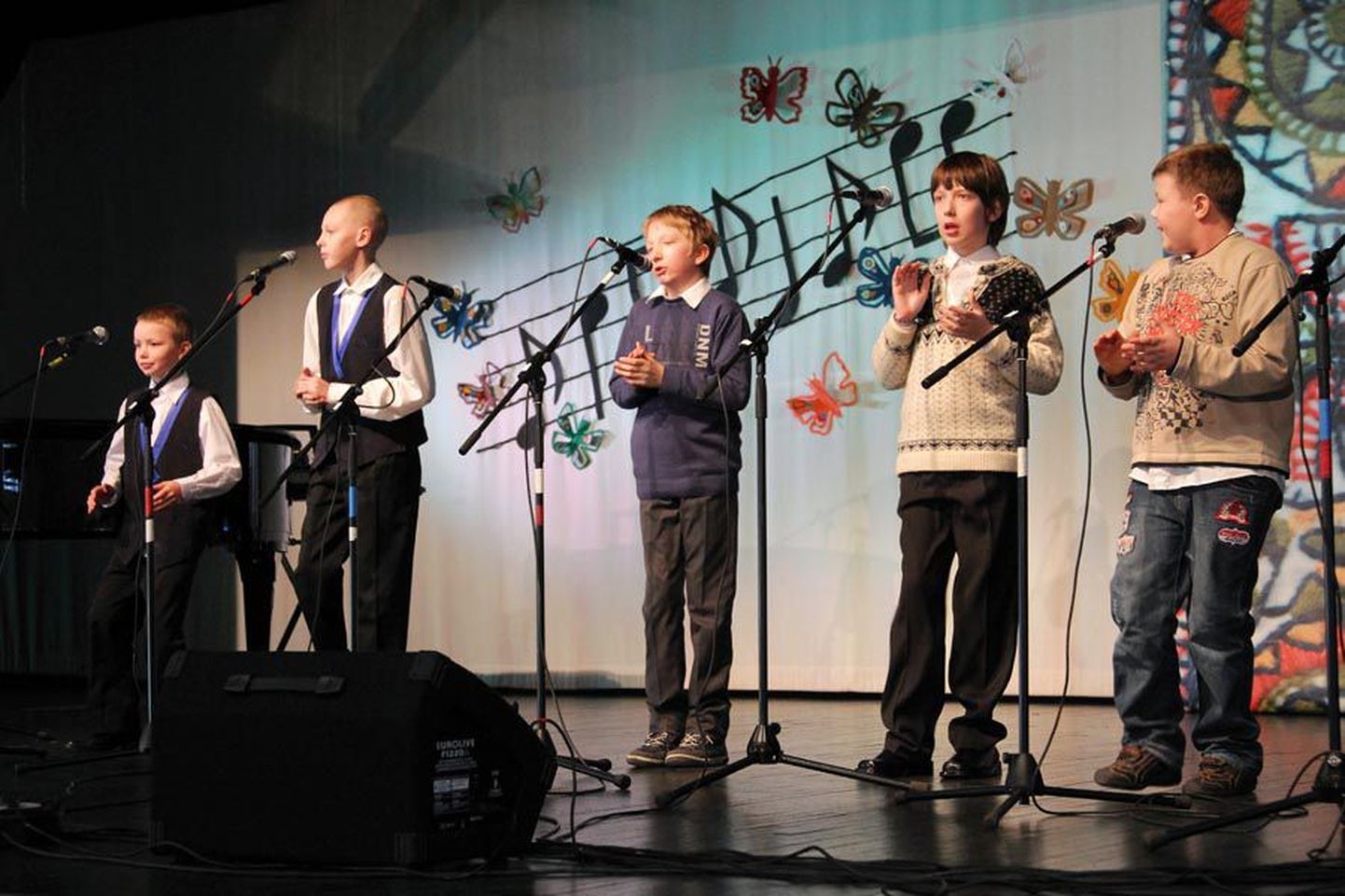Tallinna Tondi põhikooli ansambli poisid jõudsid Karksi-Nuia paarkümmend minutit enne lauluvõistluse algust. Kiiresti tehti proovilaulmine ning siis hakati esinemise tarbeks lipse ja veste selga sättima. Esinedes kandsid poisid tumedaid pidurõivaid.